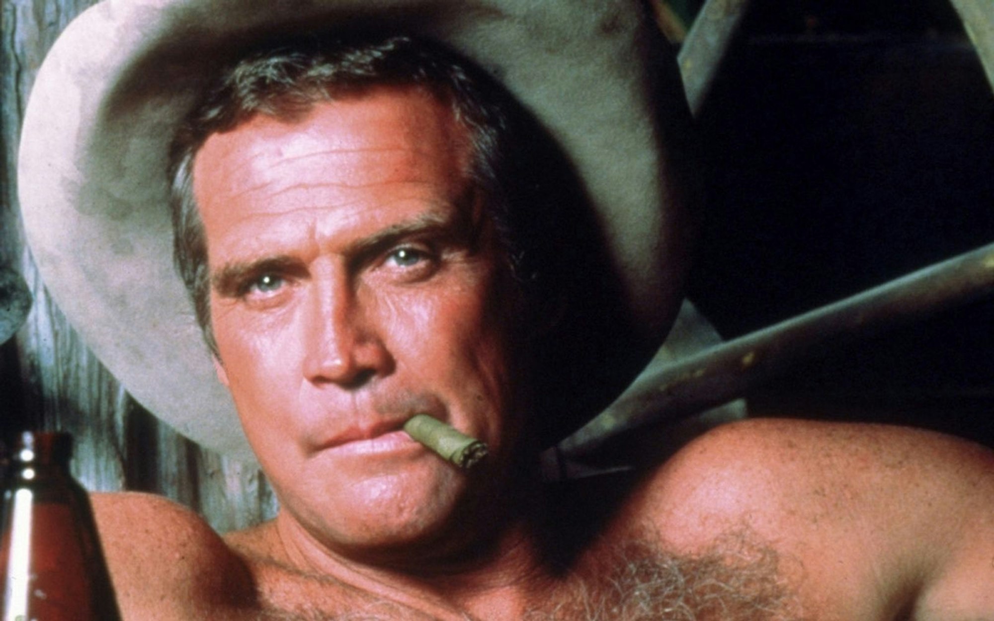 Mit Kippe und Bier: Als Stuntman, der nebenbei als Kopfgeldjäger arbeitet, gehörte Colt Seavers (Lee Majors) sicher zu den coolsten Serienhelden der 80er-Jahre. (Bild: Das Vierte / 20TH Century Fox NBC UNIVERSAL Global Networks)