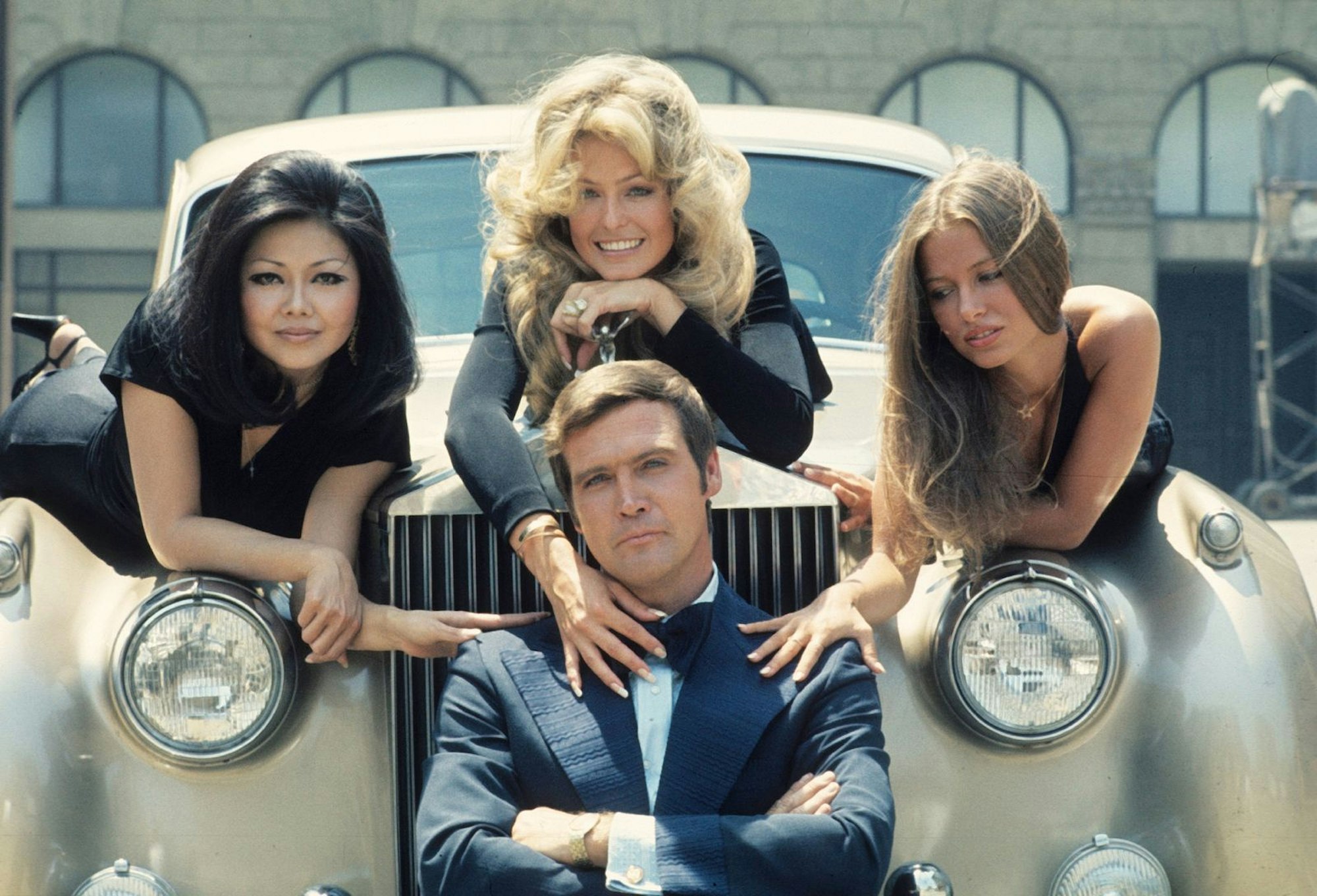 Mit seiner Ehefrau Farah Fawcett (Bild, oben Mitte) stand Lee Majors für die Serie „Der Sechs Millionen Dollar Mann“ (verfügbar bei RTL+) vor der Kamera. (Bild: RTL / Silverton Productions/Universal Television)