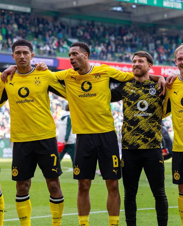 Arm in Arm vor den BVB-Fans: Jobe Bellingham, Felix Nmecha, Salih Özcan, Julian Brandt, Waldemar Anton und Samuele Inacio (Borussia Dortmund, v.l.).