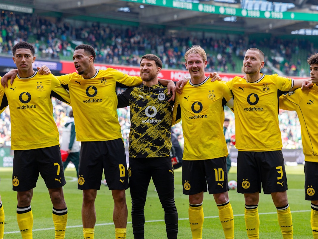 Arm in Arm vor den BVB-Fans: Jobe Bellingham, Felix Nmecha, Salih Özcan, Julian Brandt, Waldemar Anton und Samuele Inacio (Borussia Dortmund, v.l.).