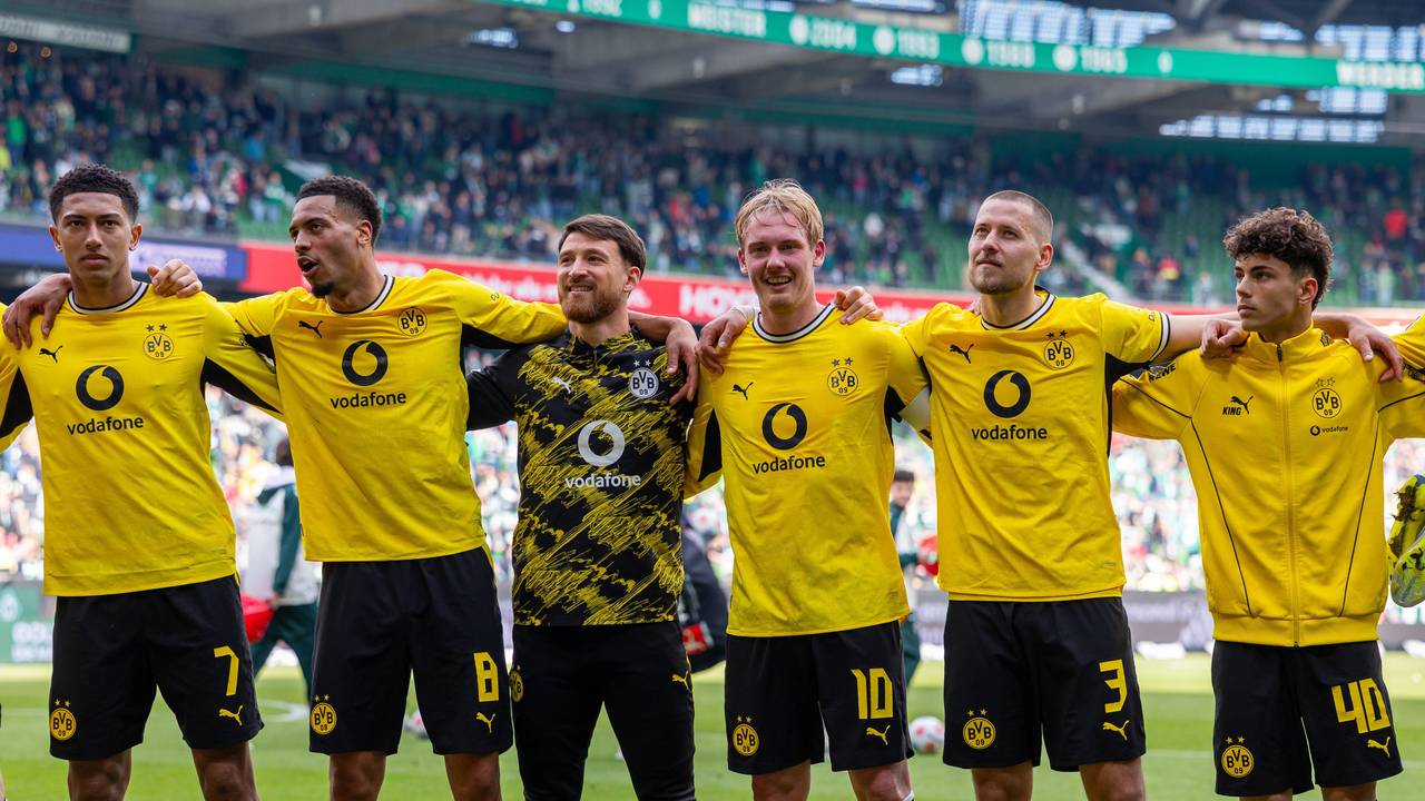 Arm in Arm vor den BVB-Fans: Jobe Bellingham, Felix Nmecha, Salih Özcan, Julian Brandt, Waldemar Anton und Samuele Inacio (Borussia Dortmund, v.l.).