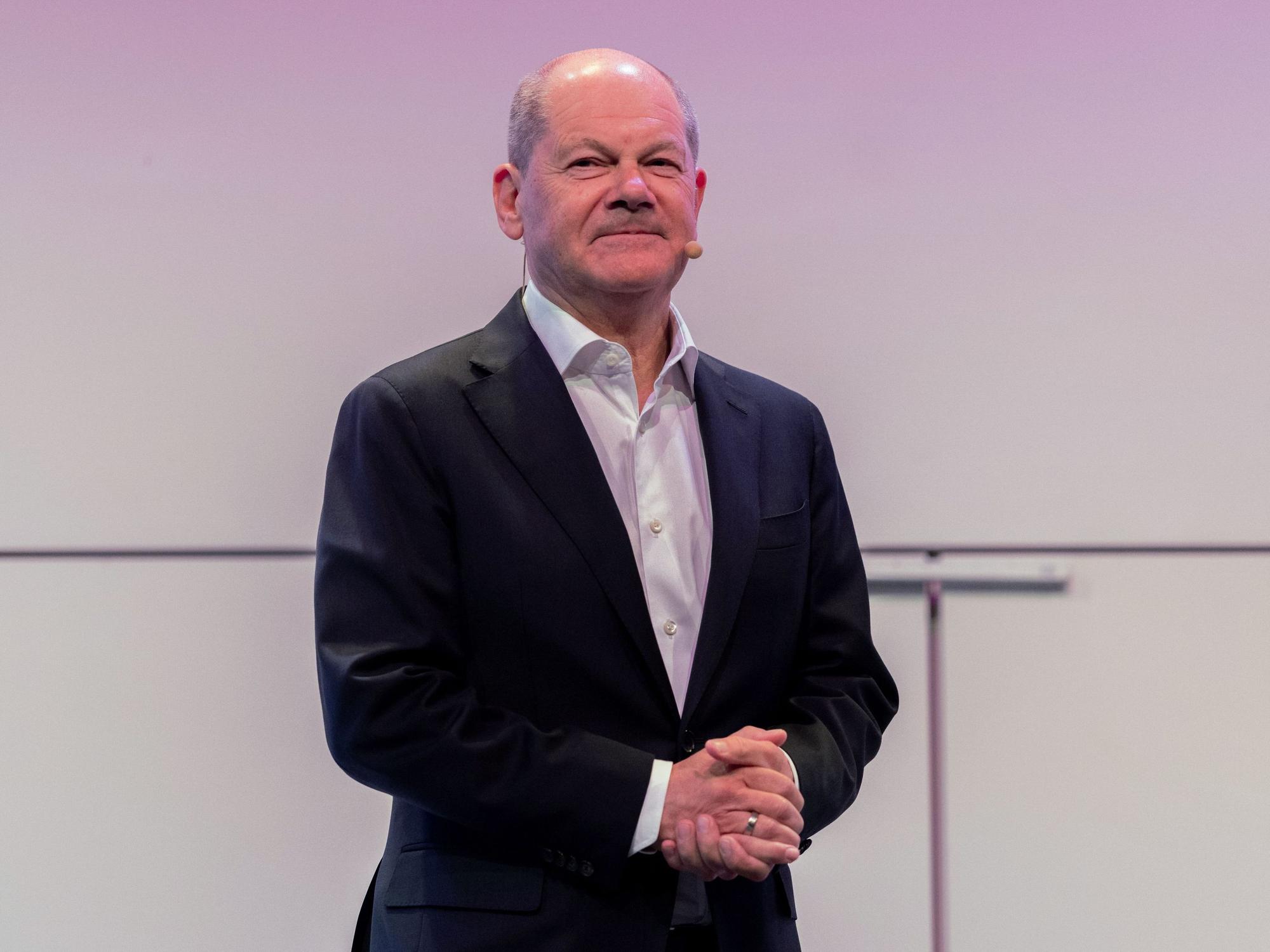 Olaf Scholz (SPD), ehemaliger Bundeskanzler, spricht im Rahmen des Literaturfestivals Lit.Cologne über „die Bücher seines Lebens“ auf der Bühne in der Flora.