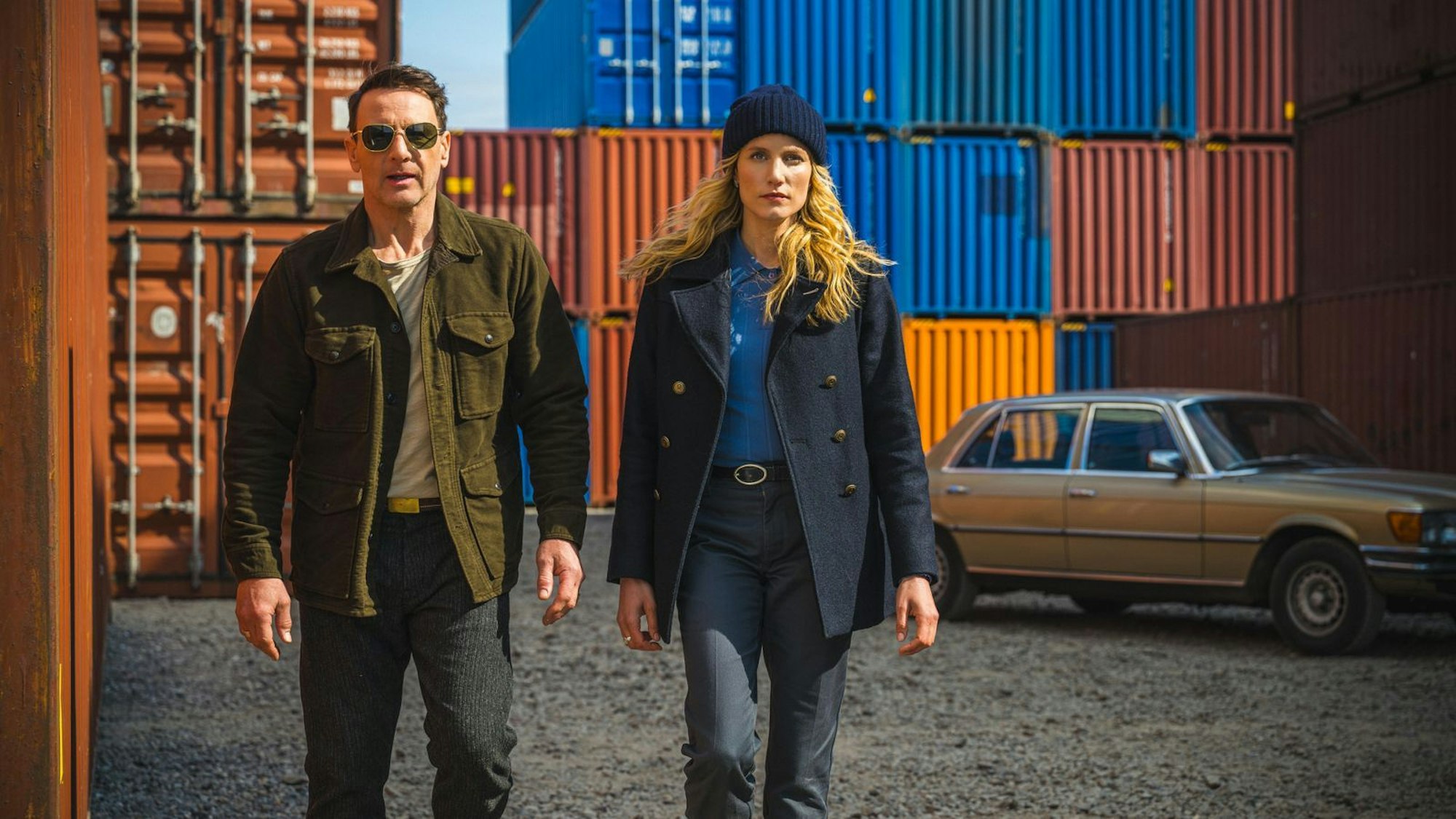In der RTL-Reihe „Dünentod - Ein Nordsee-Krimi“ ermittelt Hendrik Duryn als Kommissar Tjark Wolf gemeinsam mit Isabel Thierauch als Hauptkommissarin Friedericke Olsen in Ostfriesland. Die Folgen zehn und elf wurden Anfang 2026 gedreht. (Bild: RTL / MadeFor/ Stanislav Honzík)