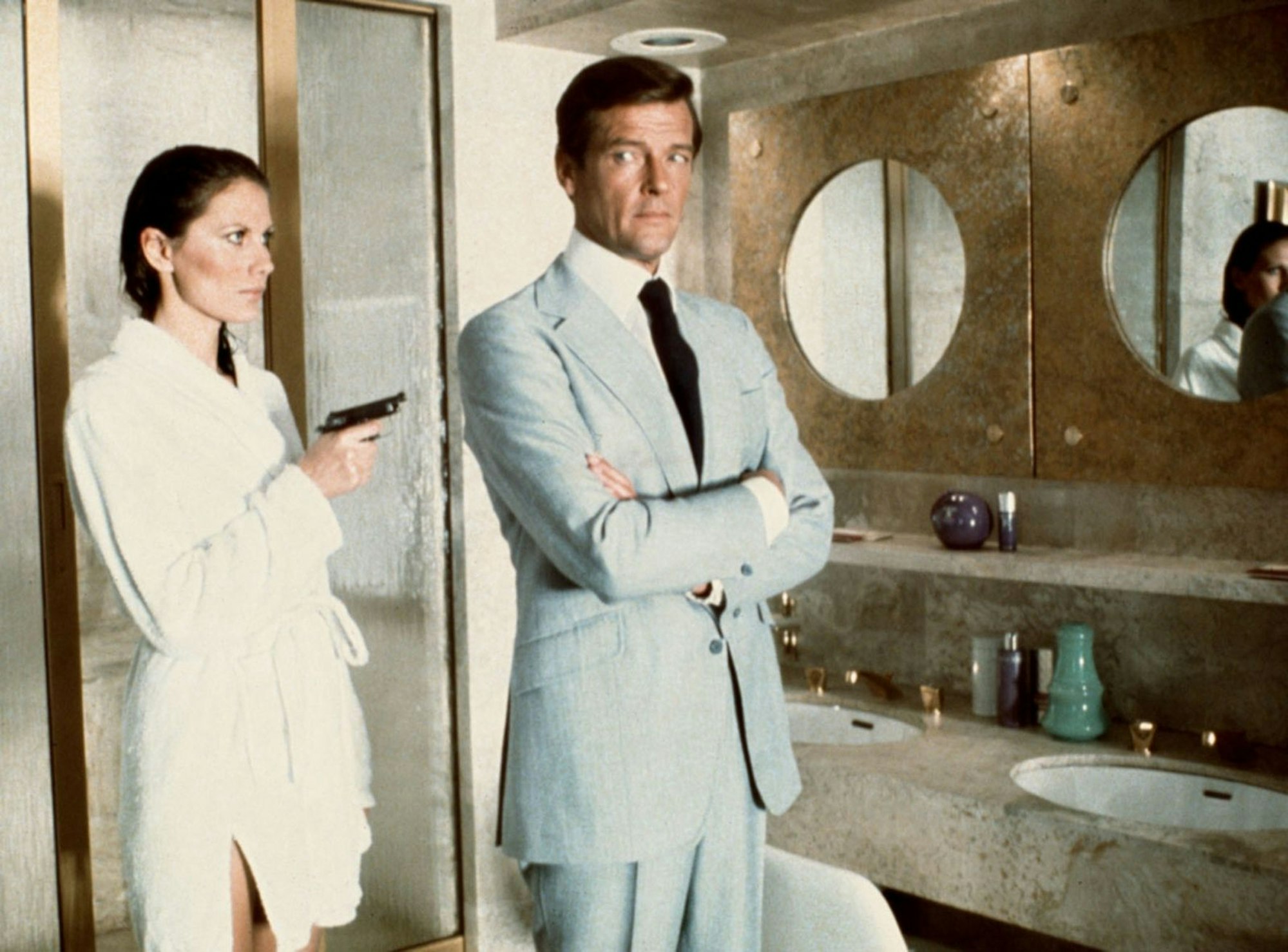 Maud Adams ist die einzige weibliche Hauptdarstellerin, die in zwei verschiedenen Bond-Filmen zwei verschiedene Charaktere verkörpert. Hier ist sie mit Bond-Darsteller Roger Moore in einer Szene aus „James Bond 007 - Der Mann mit dem goldenen Colt (1974) zu sehen. (Bild: teleschau / Archiv)