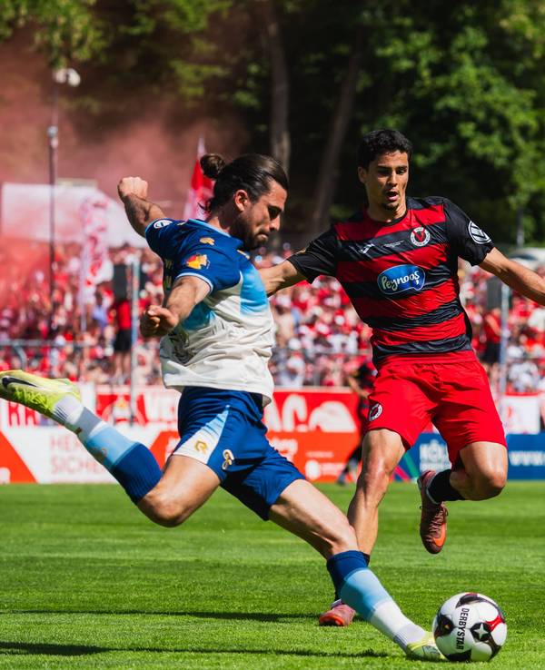 David Haider Al-Azzawe schlägt den Ball weg, Jakob Sachse kommt zu spät.
