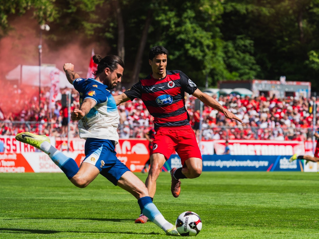 David Haider Al-Azzawe schlägt den Ball weg, Jakob Sachse kommt zu spät.