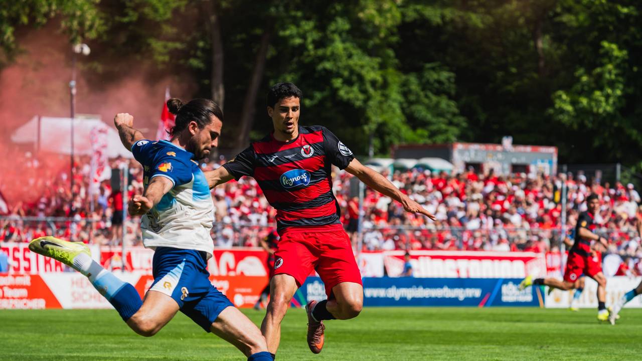 David Haider Al-Azzawe schlägt den Ball weg, Jakob Sachse kommt zu spät.