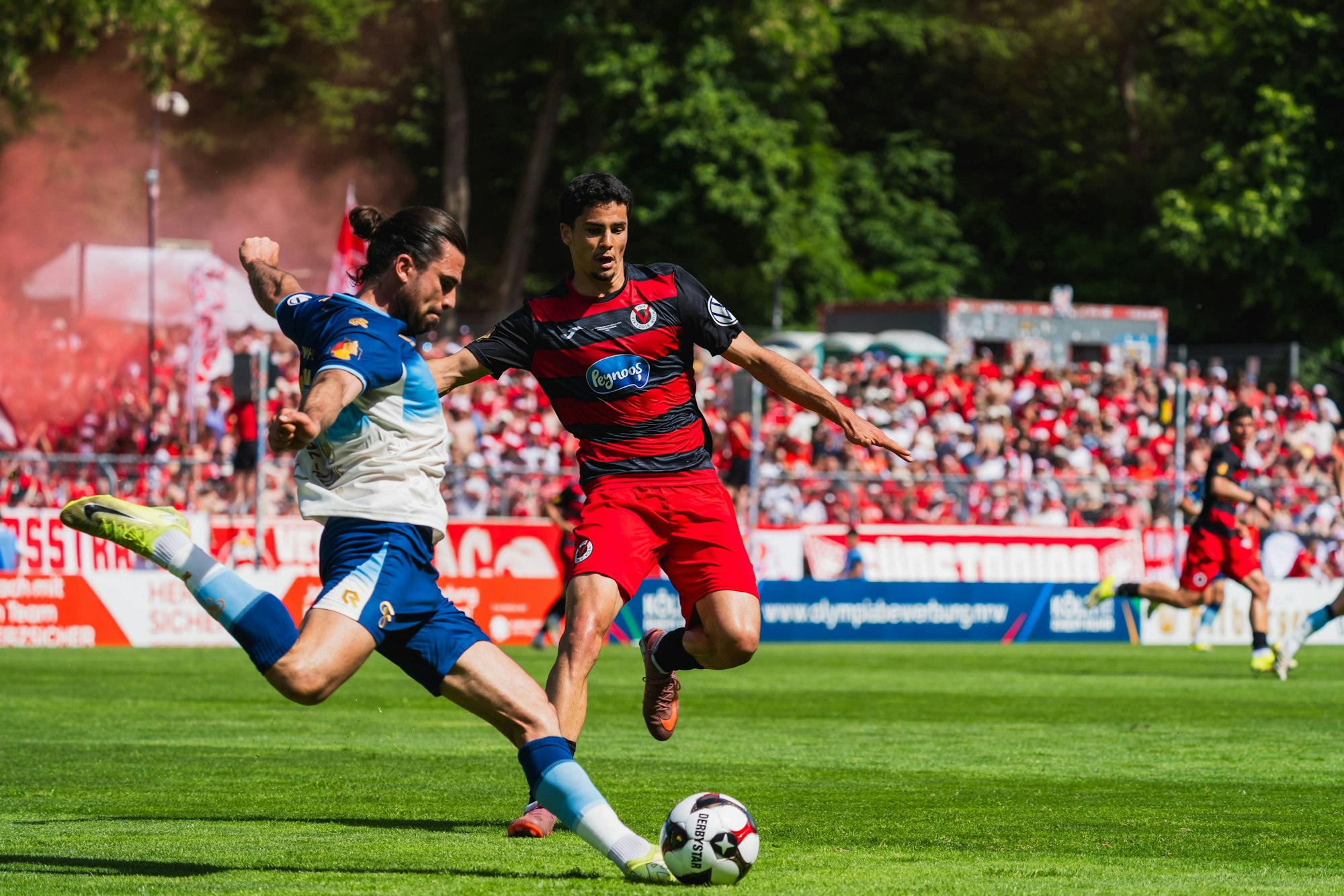 David Haider Al-Azzawe schlägt den Ball weg, Jakob Sachse kommt zu spät.