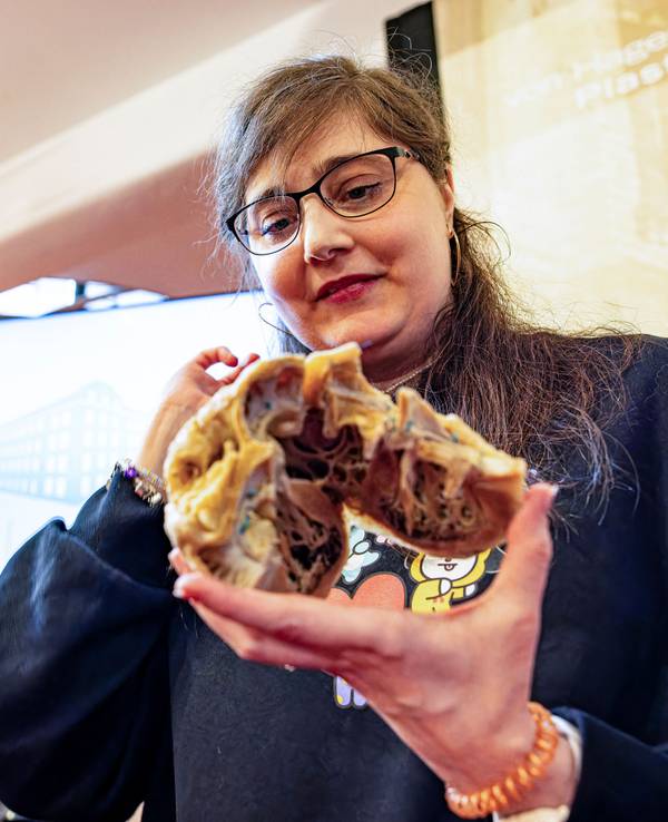 Martina Grabsch hält ihr eigenes, plastiniertes Herz in der Hand