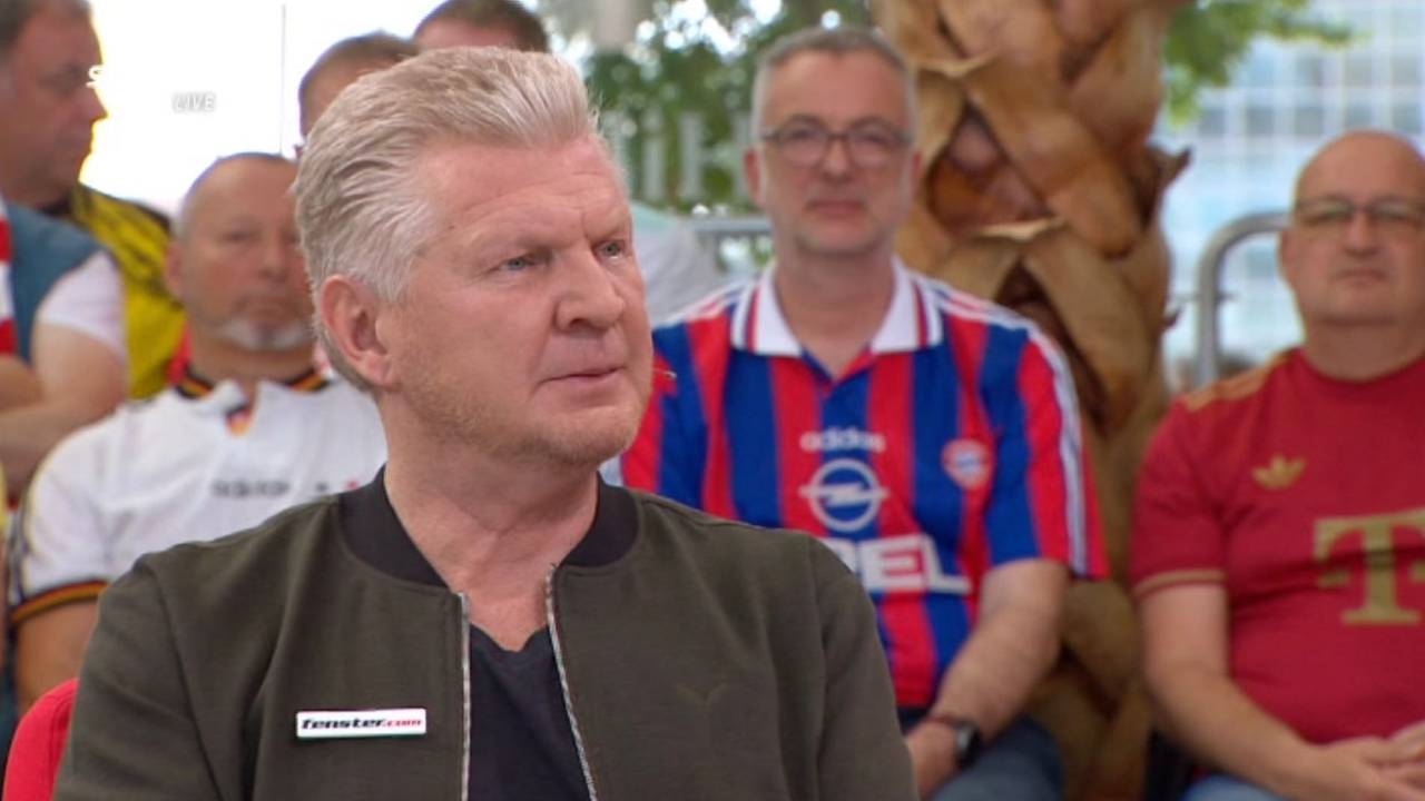 Im Doppelpass sitzt Stefan Effenberg.