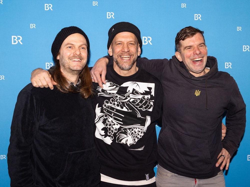 Seit 30 Jahren sind sie eine Band und überstanden gemeinsam eine große Krise (von links): Sänger und Gitrarrist Peter Brugger, Sänger und Schlagzeuger Florian Weber und Bassist, Keyboarder und Sänger Rüdiger Linhof. (Bild: BR/Raphael Kast)