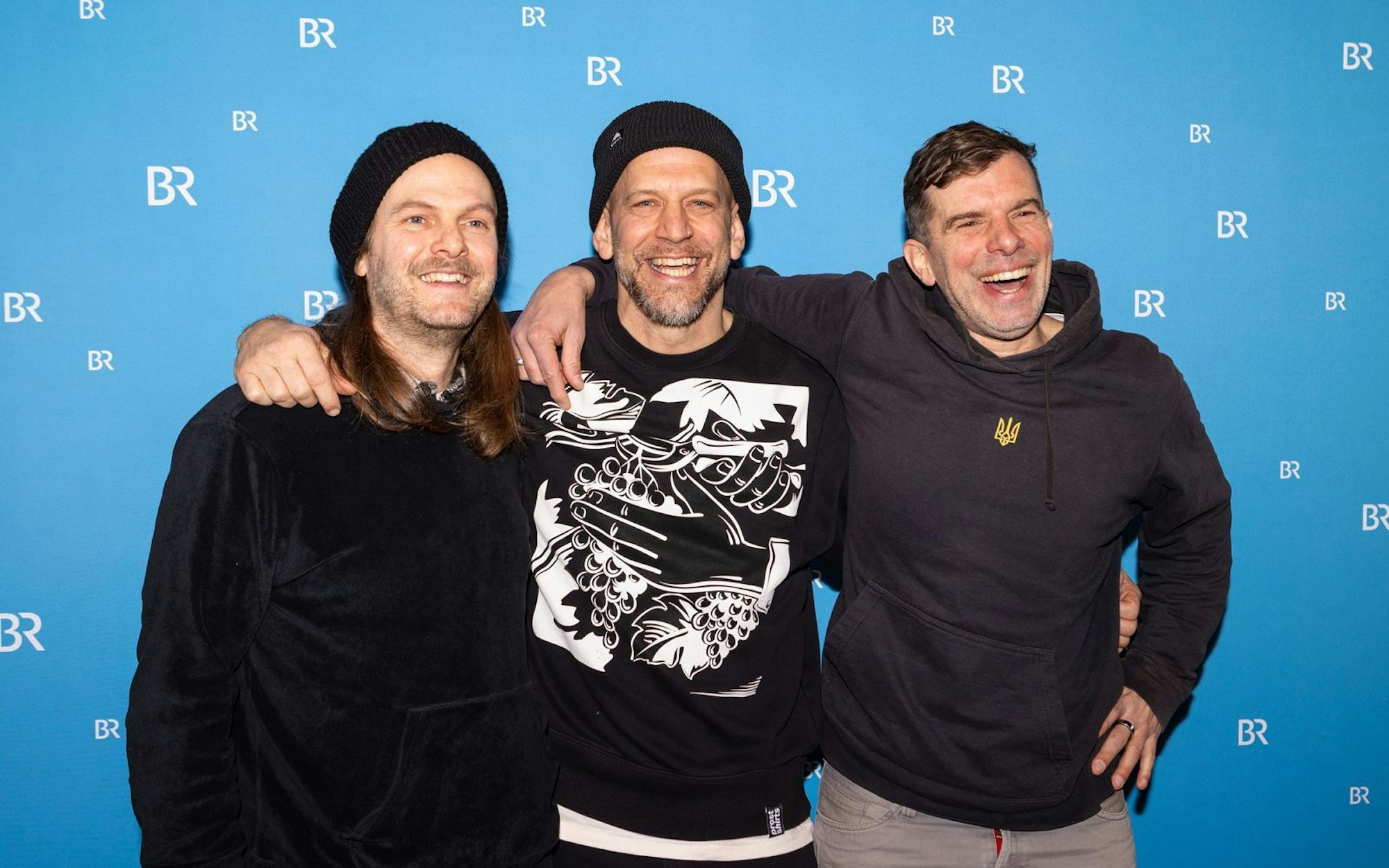 Seit 30 Jahren sind sie eine Band und überstanden gemeinsam eine große Krise (von links): Sänger und Gitrarrist Peter Brugger, Sänger und Schlagzeuger Florian Weber und Bassist, Keyboarder und Sänger Rüdiger Linhof. (Bild: BR/Raphael Kast)