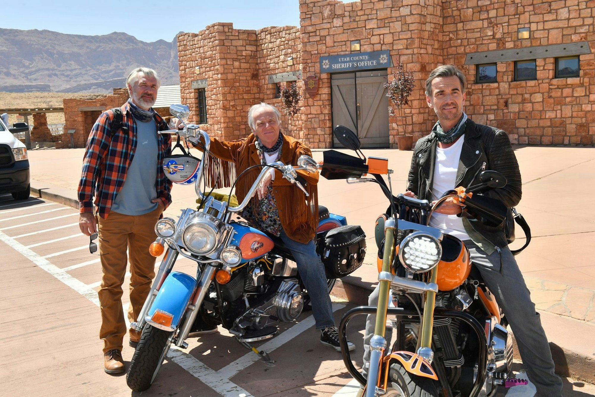 Wenn das ZDF-“Traumschiff“ nach Utah kommt, dann dürfen Wolfgang Fierek (Bild, Mitte) und seine Harley natürlich nicht fehlen. (Bild: ZDF / Dirk Bartling)