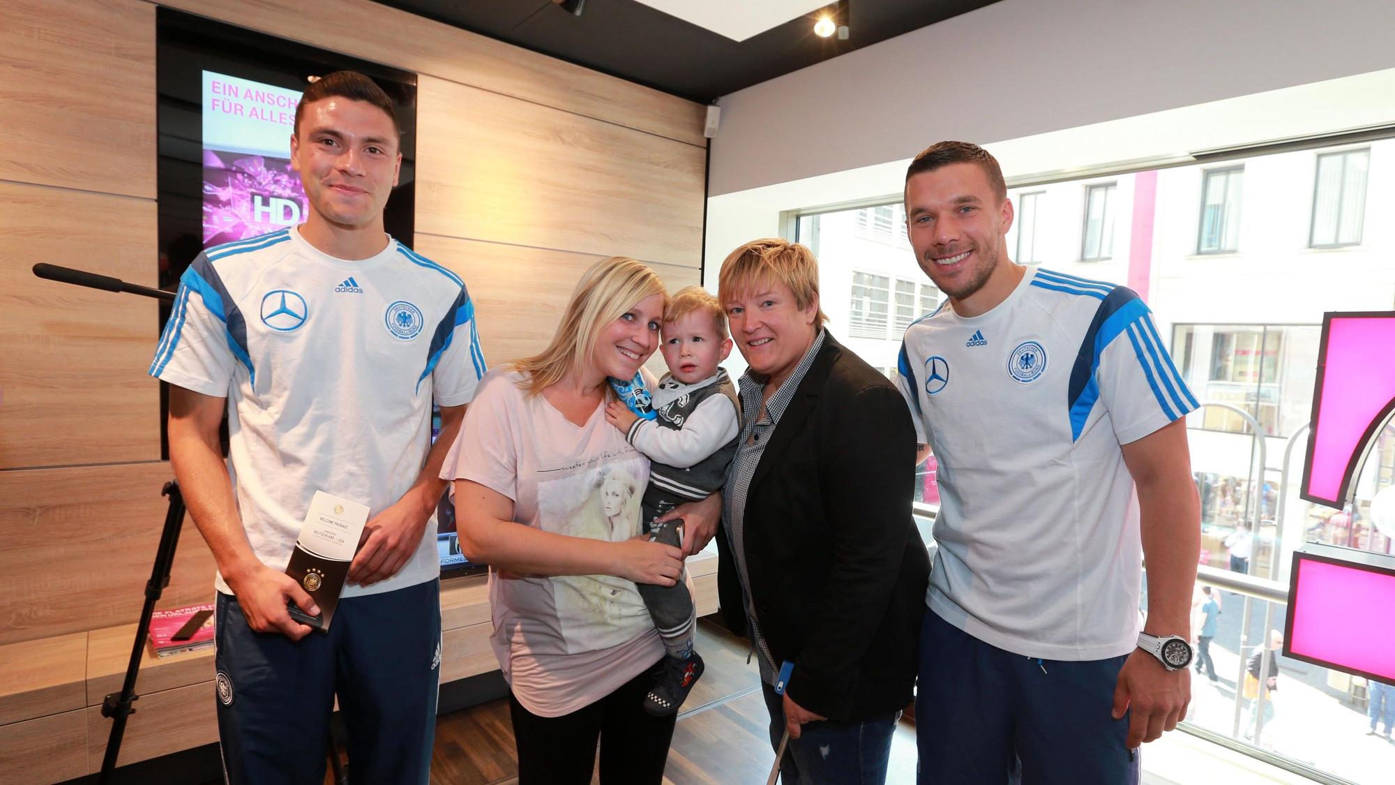 Sarah Reuter mit Lukas Podolski und Jonas Hector.