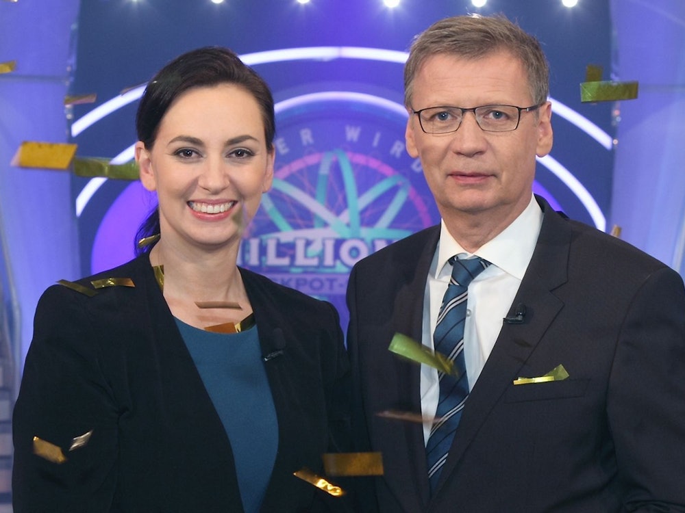 „Sie haben das taktisch sehr gut gemacht“, lobte Moderator Günther Jauch die Rekordgewinnerin Nadja Sidikjar nach ihrem Sieg. (Bild: RTL / Frank Hempel)