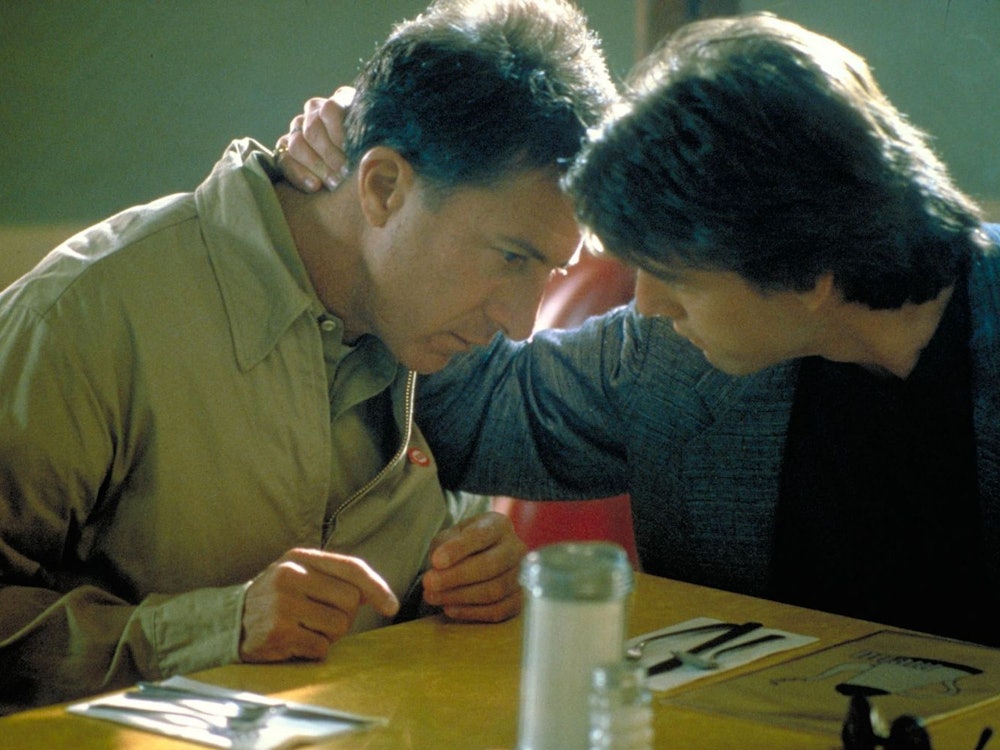 Tiefe brüderliche Liebe entwickelt sich zwischen den ungleichen Brüdern Charlie (Tom Cruise, rechts) und Raymond (Dustin Hoffman). (Bild: 1988 United Artists Pictures, Inc. All rights reserved.)