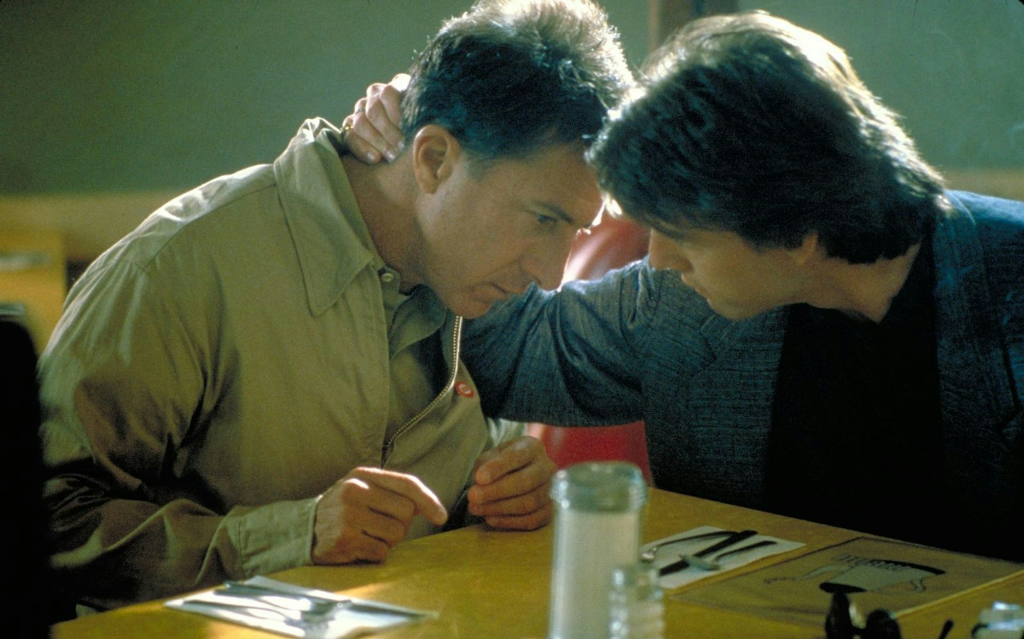 Tiefe brüderliche Liebe entwickelt sich zwischen den ungleichen Brüdern Charlie (Tom Cruise, rechts) und Raymond (Dustin Hoffman). (Bild: 1988 United Artists Pictures, Inc. All rights reserved.)
