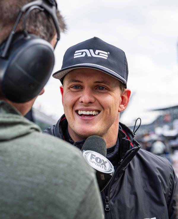 Mick Schumacher mit guter Laune beim Interview.