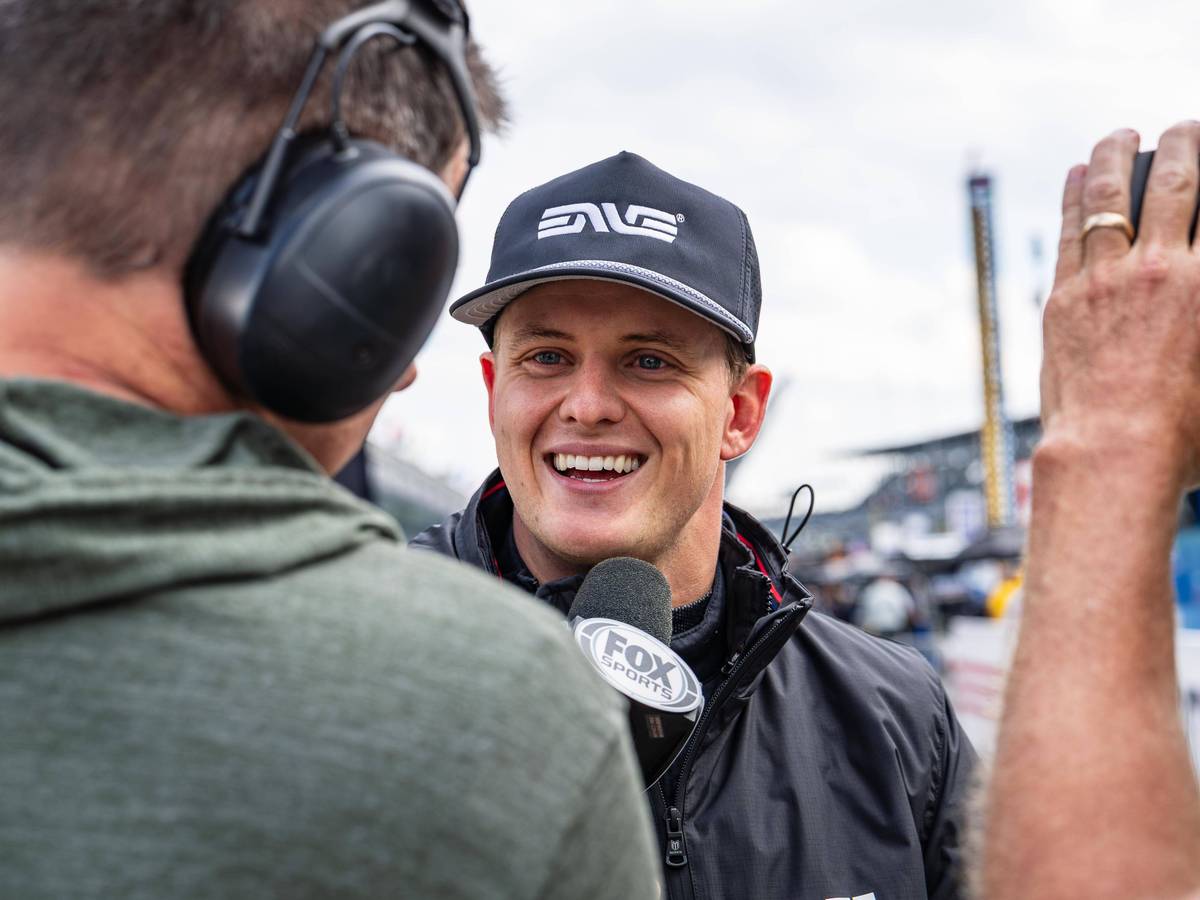 Mick Schumacher mit guter Laune beim Interview.