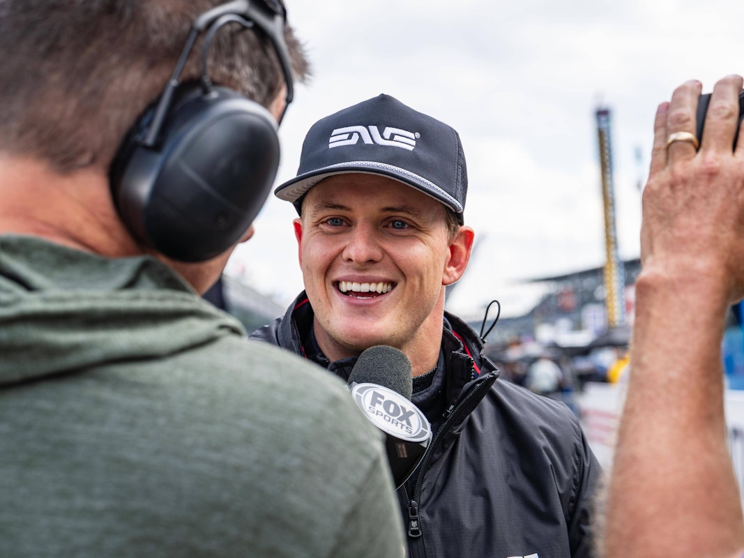 Mick Schumacher mit guter Laune beim Interview.