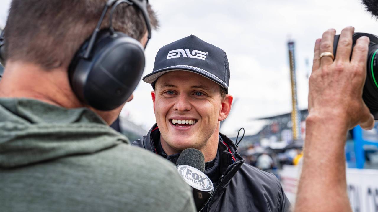 Mick Schumacher mit guter Laune beim Interview.