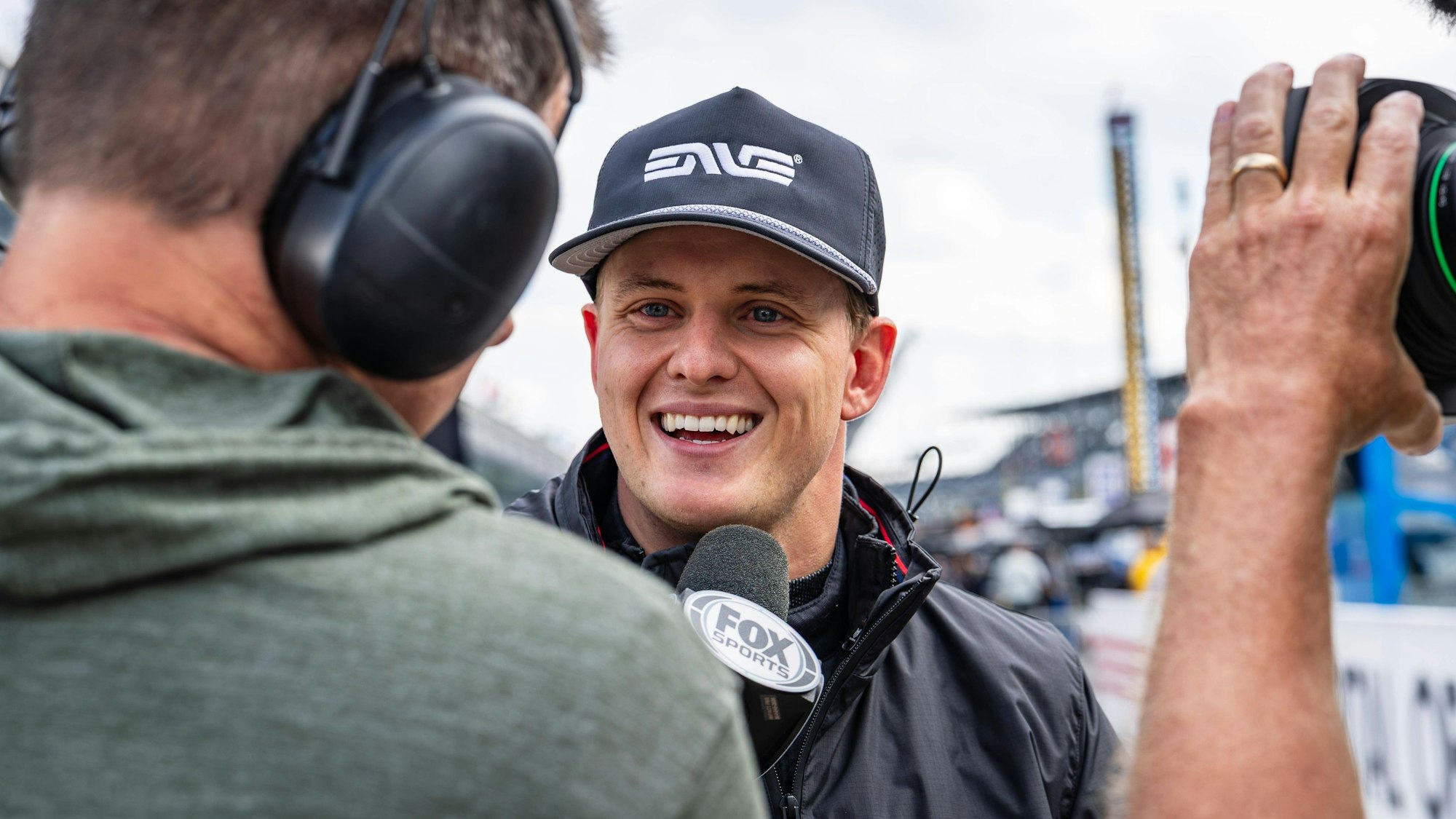Mick Schumacher mit guter Laune beim Interview.