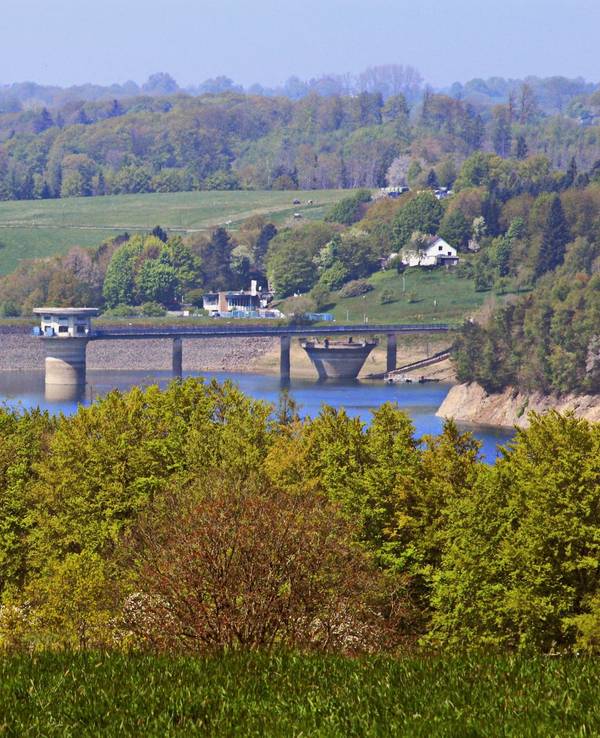 Blick auf den Staudamm der Großen Dhünn-Talsperre
