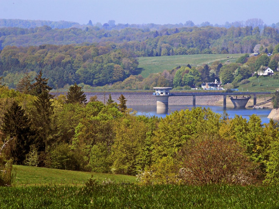 Blick auf den Staudamm der Großen Dhünn-Talsperre