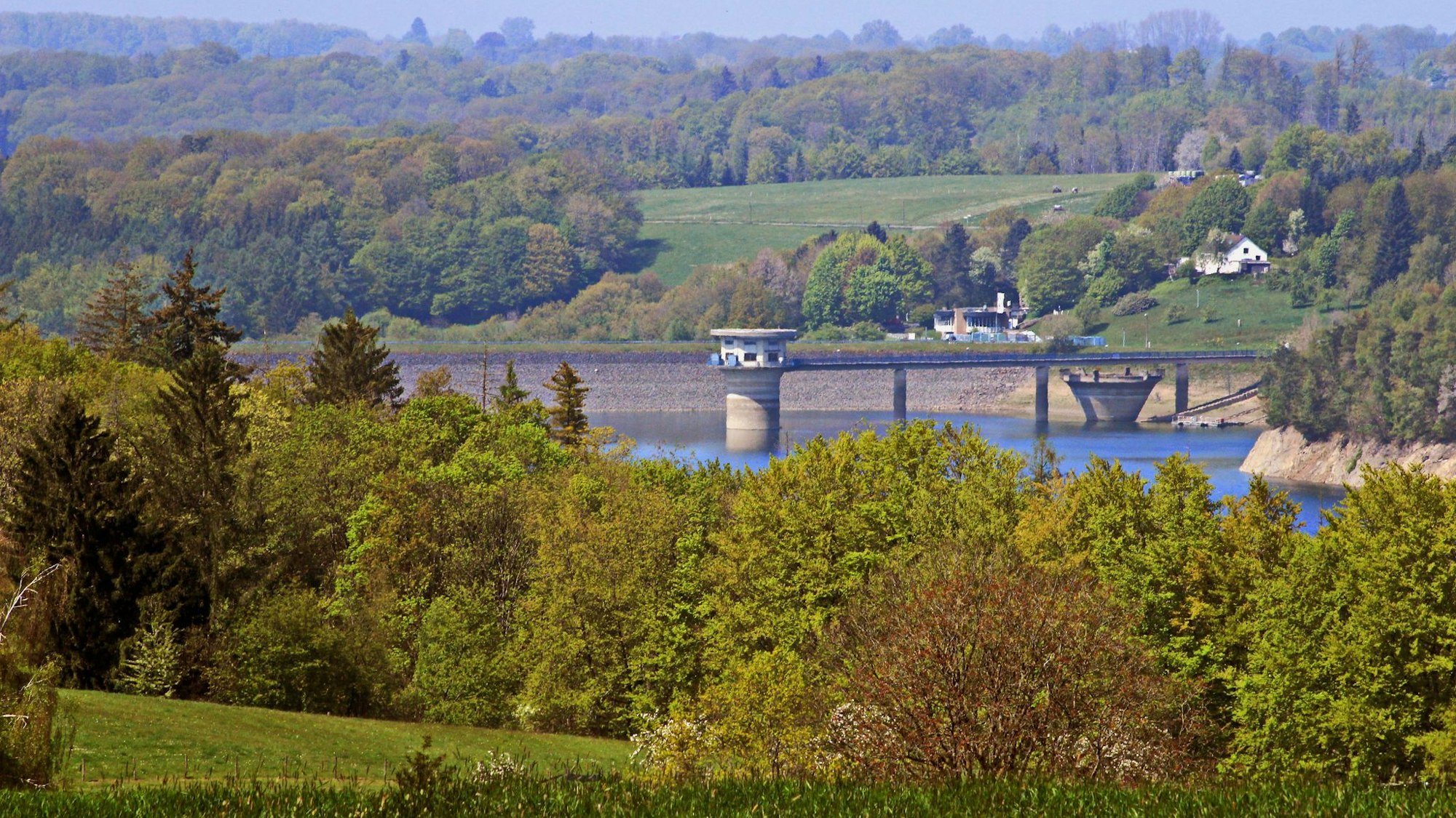 Blick auf den Staudamm der Großen Dhünn-Talsperre