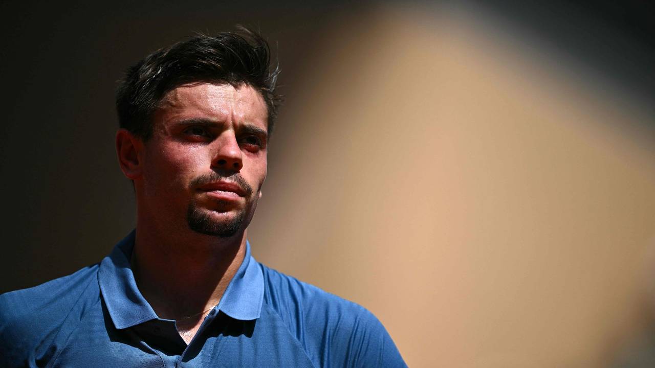 Arthur Géa trägt bei einem Tennis-Match ein blaues Poloshirt.