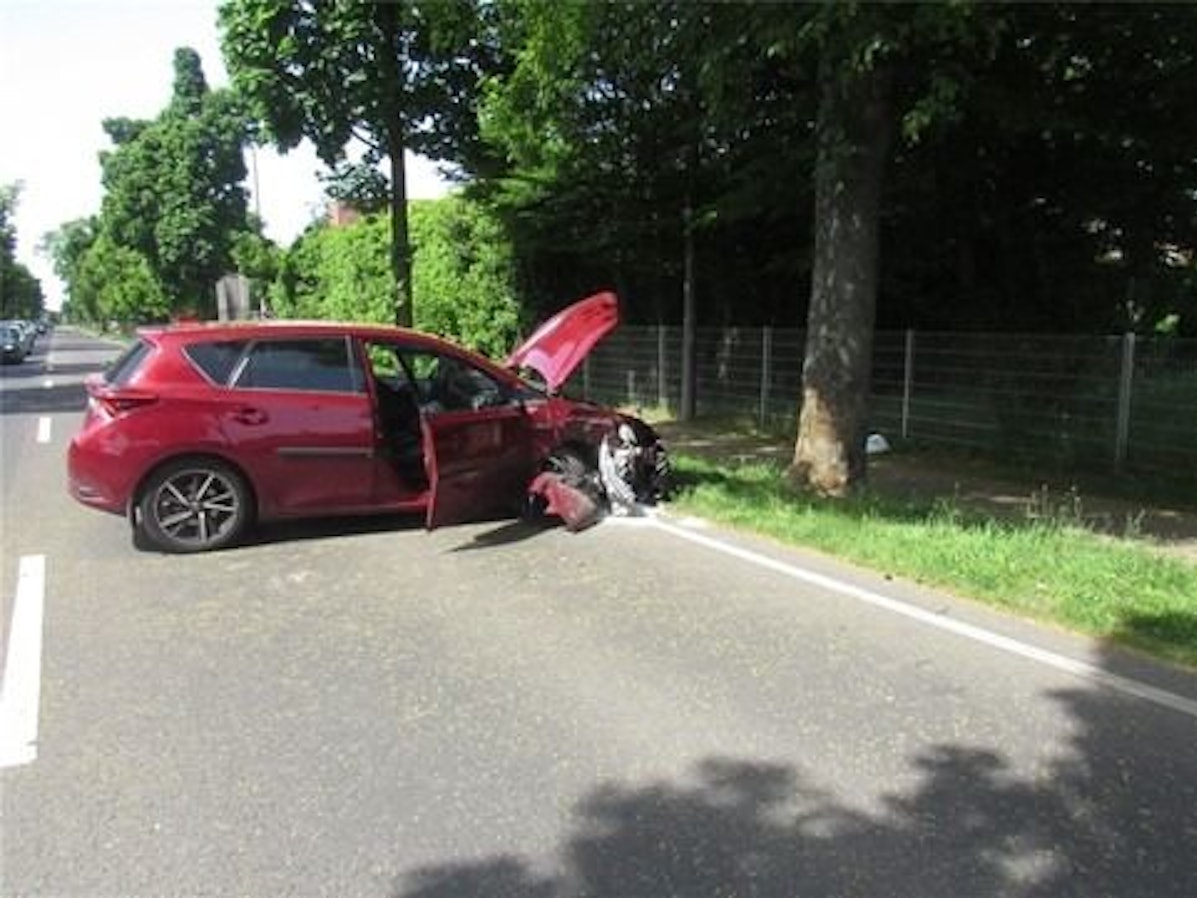 Ein Toyota Auris steht nach einem Unfall am Straßenrand.