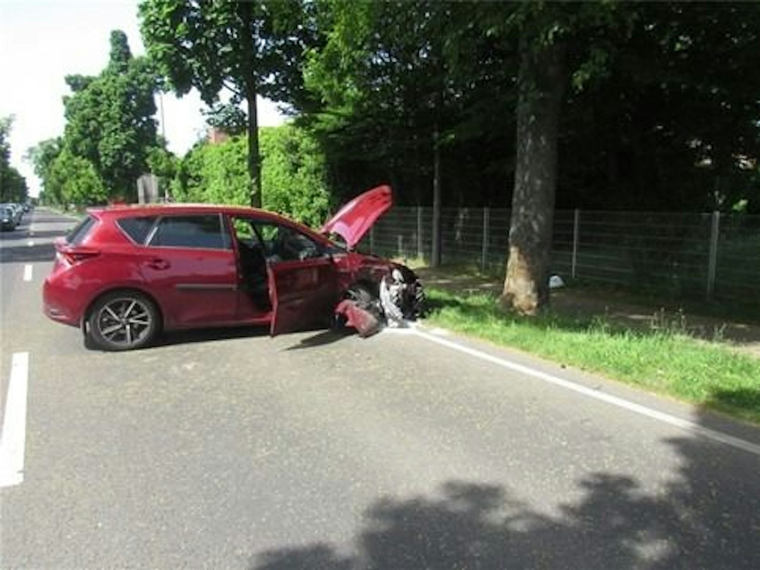 Ein Toyota Auris steht nach einem Unfall am Straßenrand.