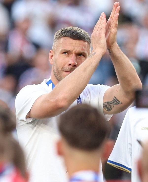 Abschied von Lukas Podolski klatscht bei seinem Abschied.