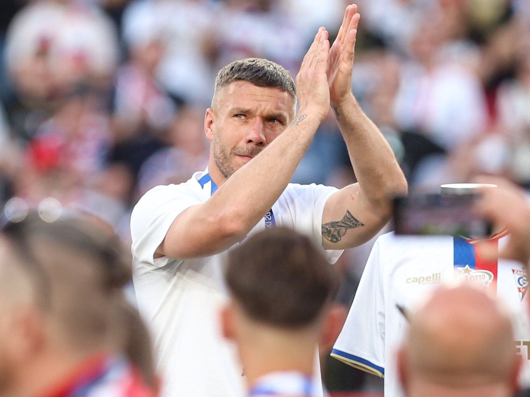 Abschied von Lukas Podolski klatscht bei seinem Abschied.