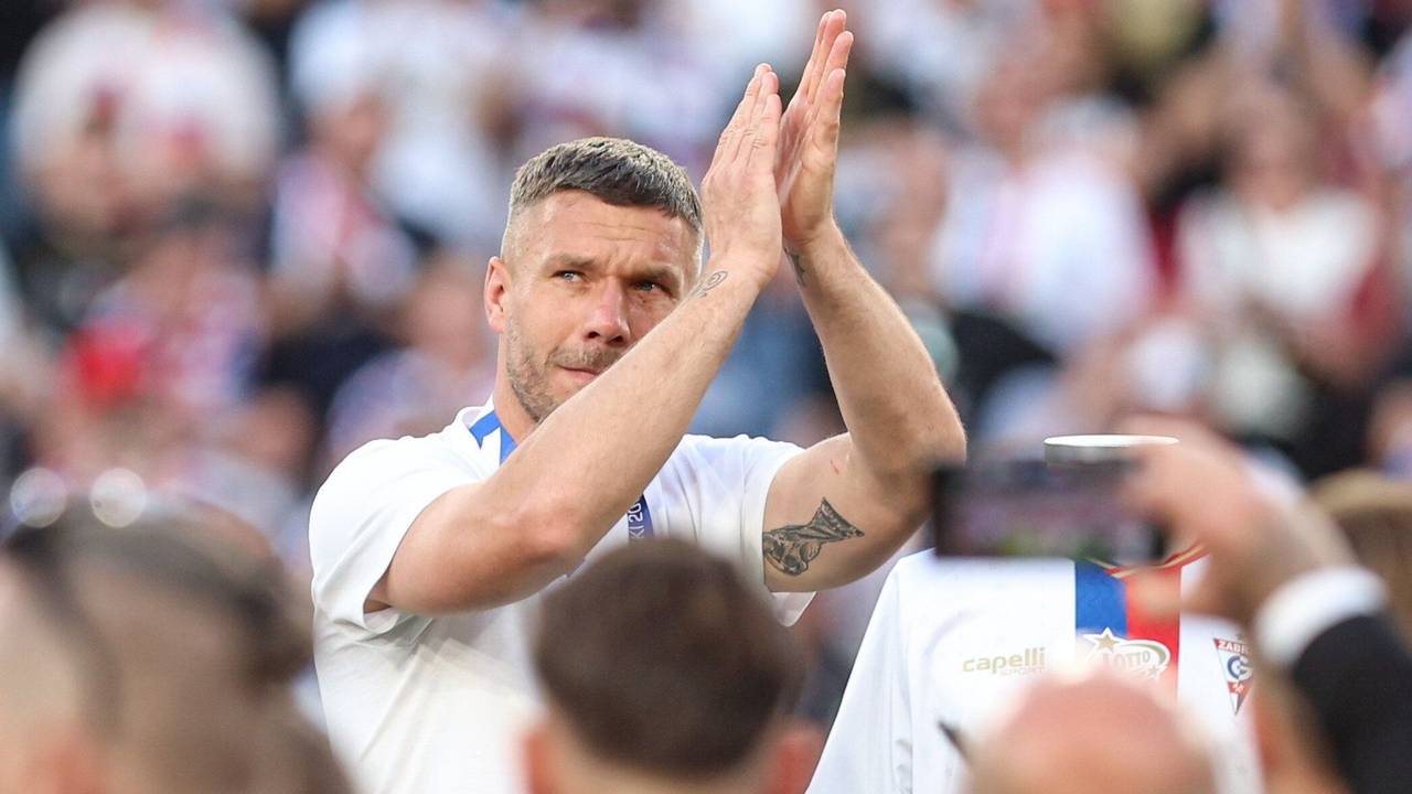 Abschied von Lukas Podolski klatscht bei seinem Abschied.