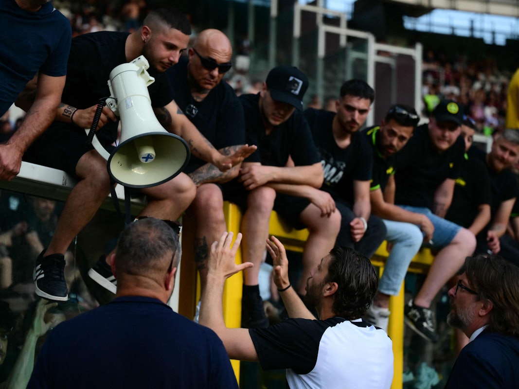 Manuel Locatelli redet auf die eigenen Fans ein.