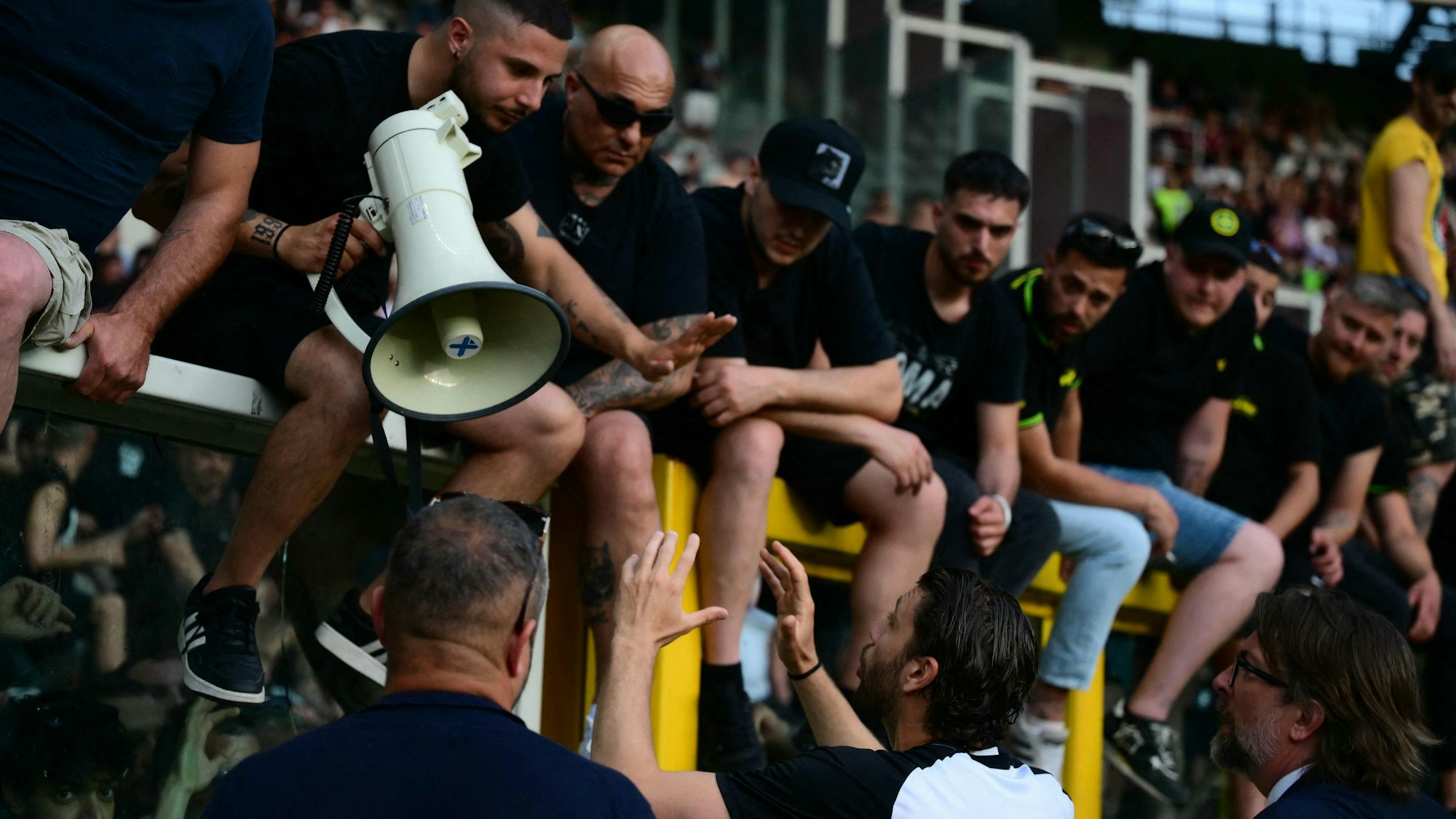 Manuel Locatelli redet auf die eigenen Fans ein.