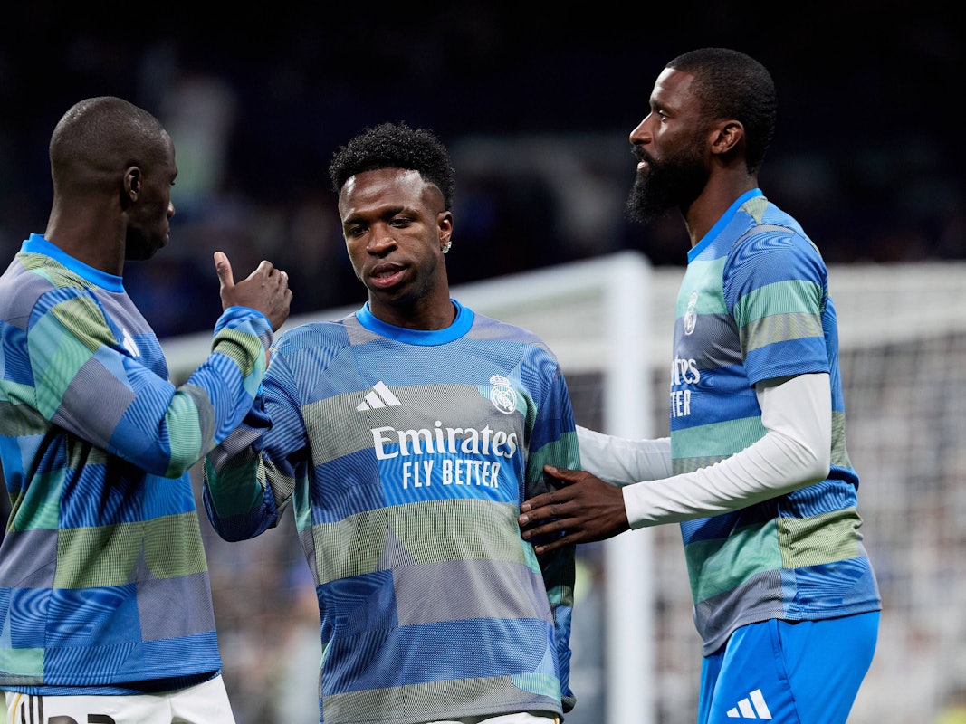 Vinicius Jr. (M.), Ferland Mendy (l.) und Antonio Rüdiger klatschen sich vor dem Spiel ab.