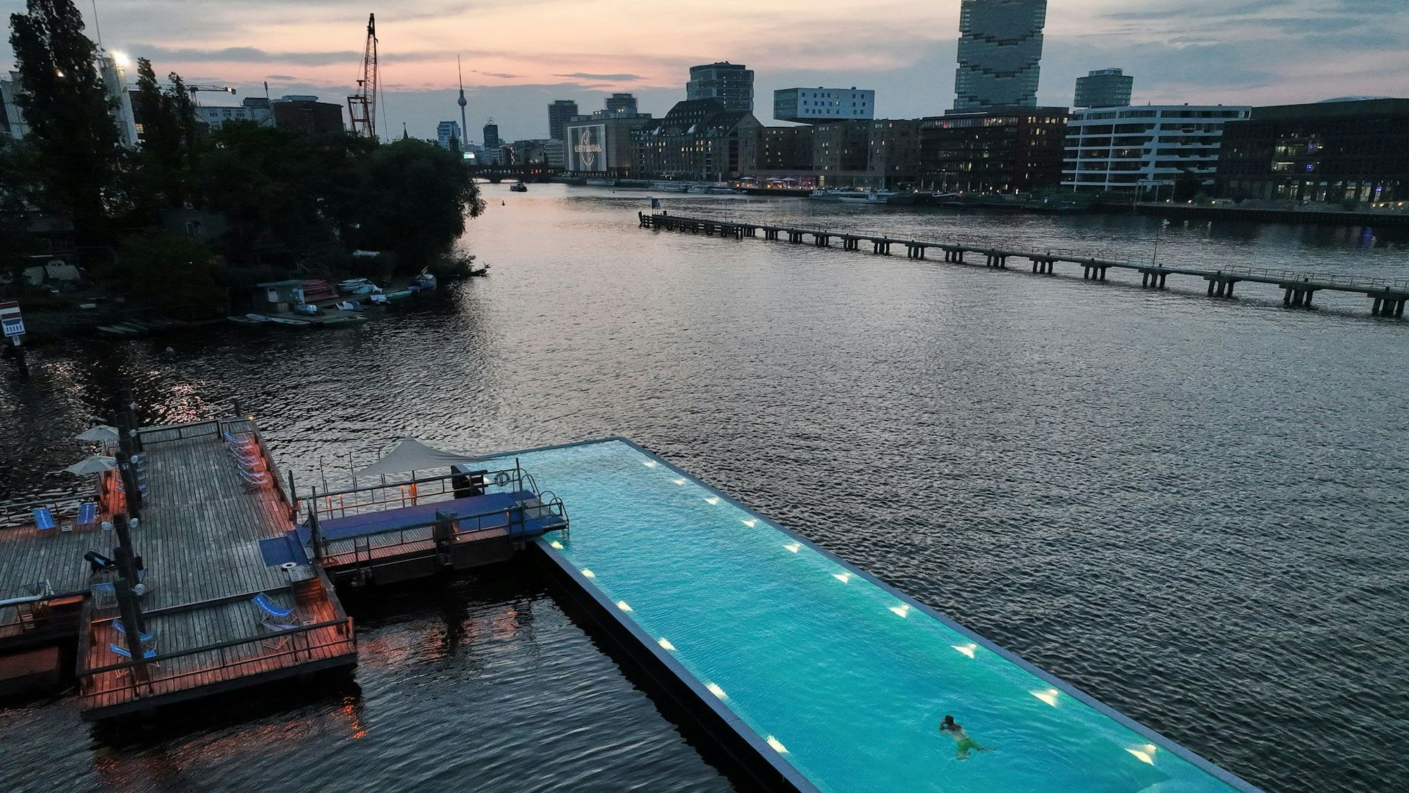 Schwimmer im Badeschiff an der Spree