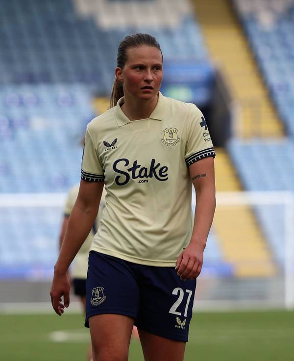 Elise Stenevik im Trikot des FC Everton auf dem Spielfeld.