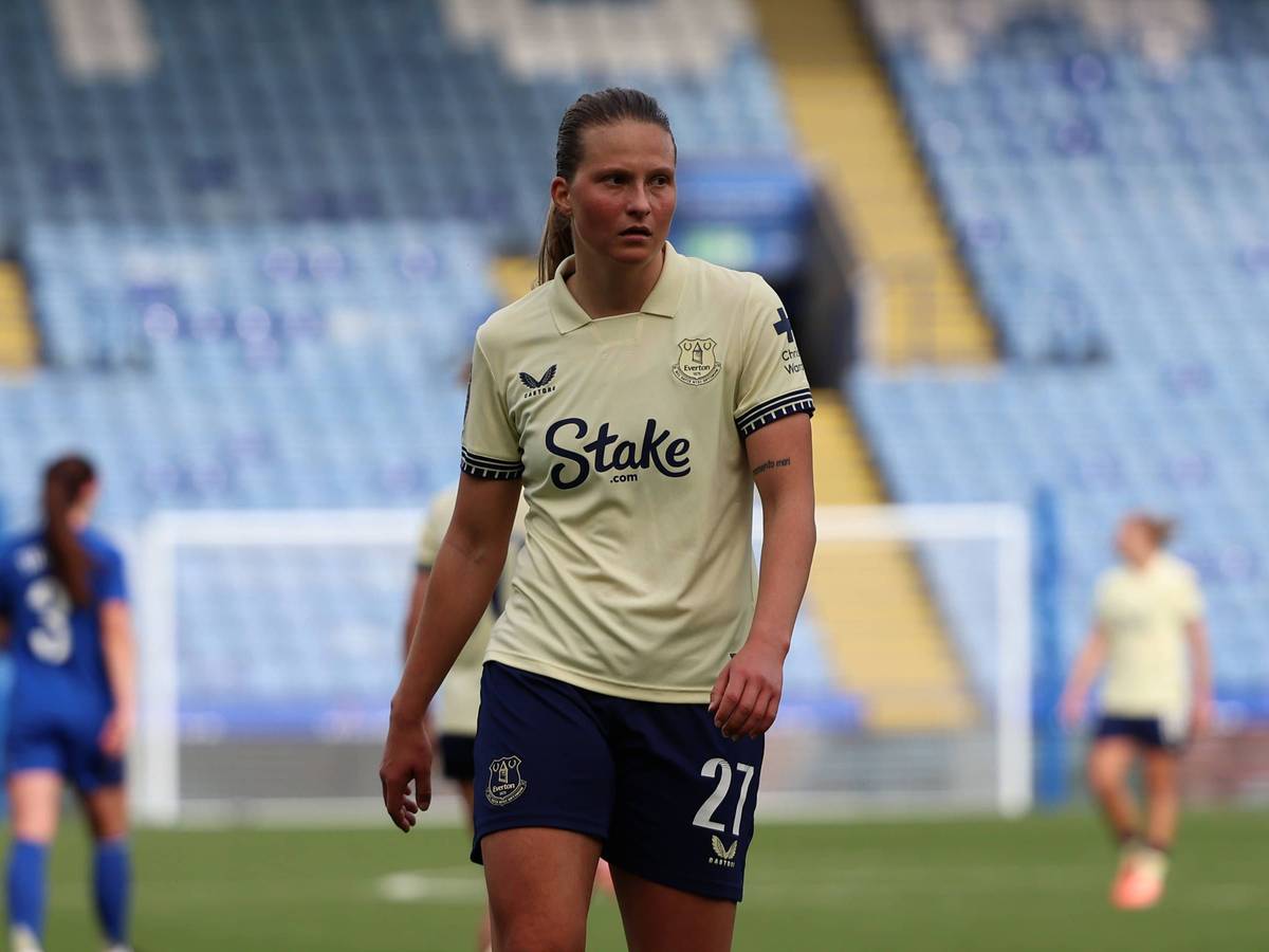 Elise Stenevik im Trikot des FC Everton auf dem Spielfeld.