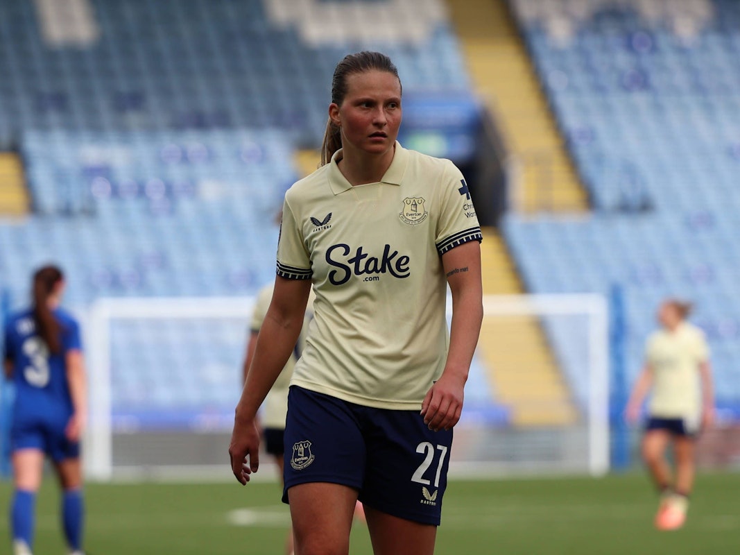 Elise Stenevik im Trikot des FC Everton auf dem Spielfeld.