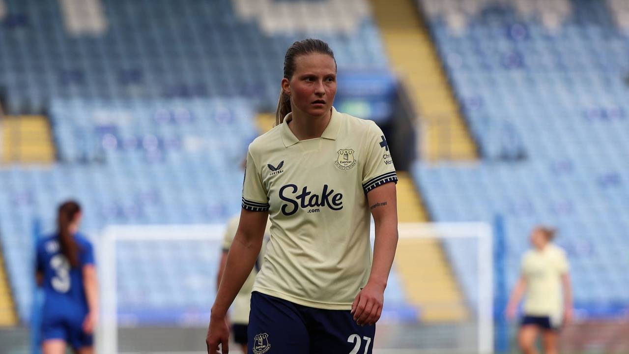 Elise Stenevik im Trikot des FC Everton auf dem Spielfeld.