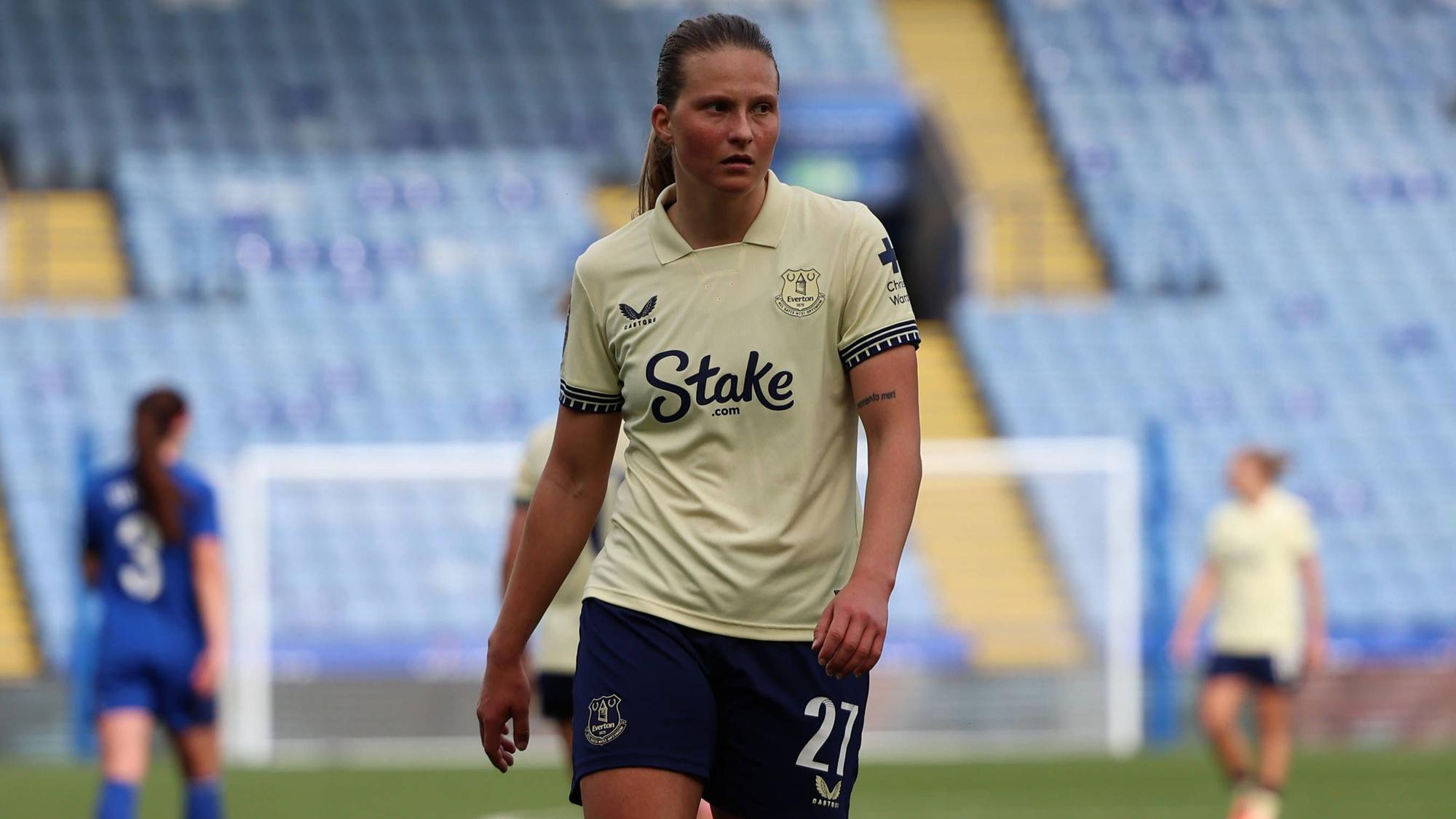 Elise Stenevik im Trikot des FC Everton auf dem Spielfeld.