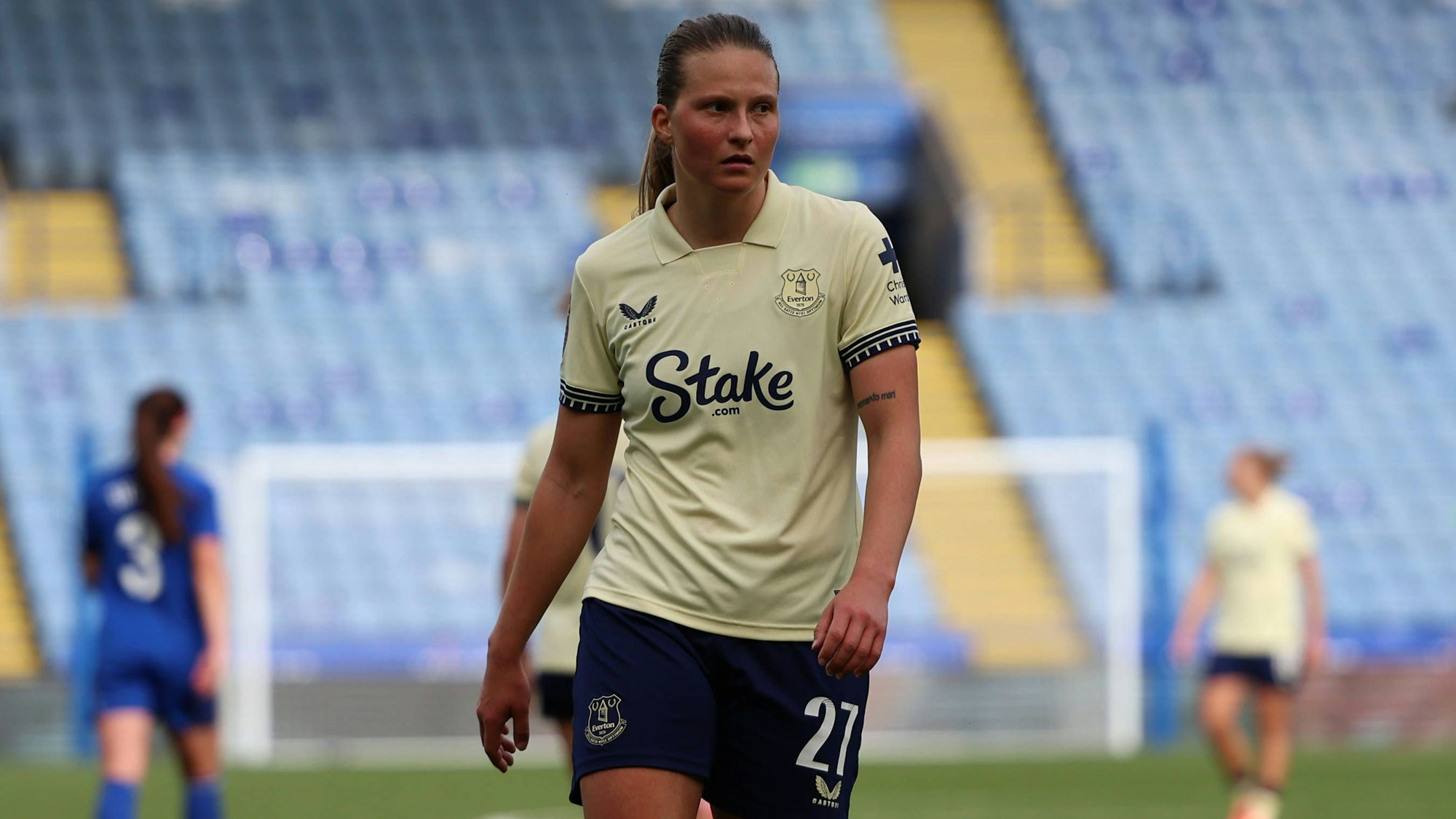 Elise Stenevik im Trikot des FC Everton auf dem Spielfeld.