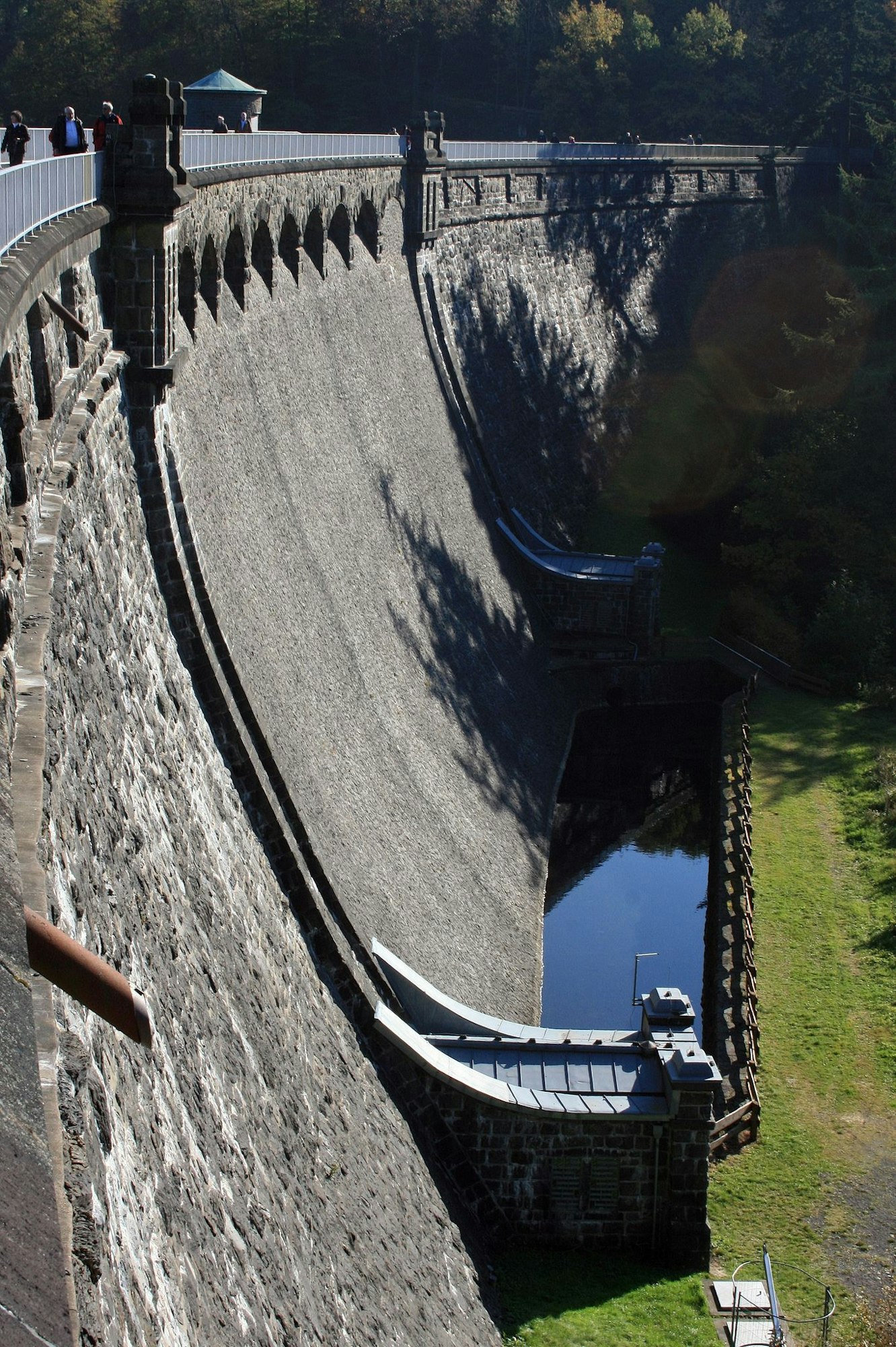 Staumauer der Neye-Talsperre