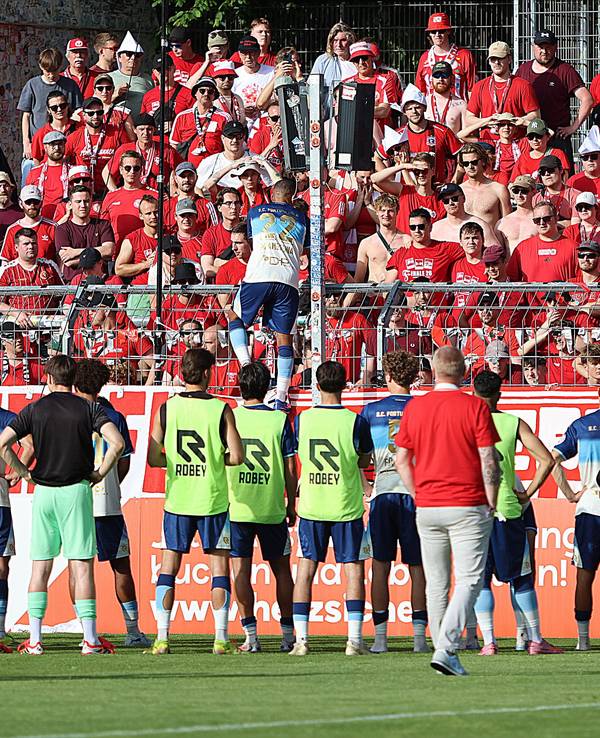 Die Mannschaft von Fortuna Köln bedankt sich nach dem Spiel bei ihren Fans.