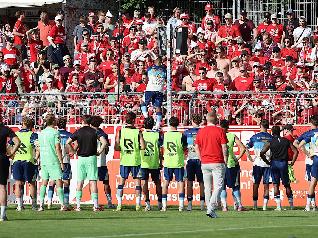 Die Mannschaft von Fortuna Köln bedankt sich nach dem Spiel bei ihren Fans.