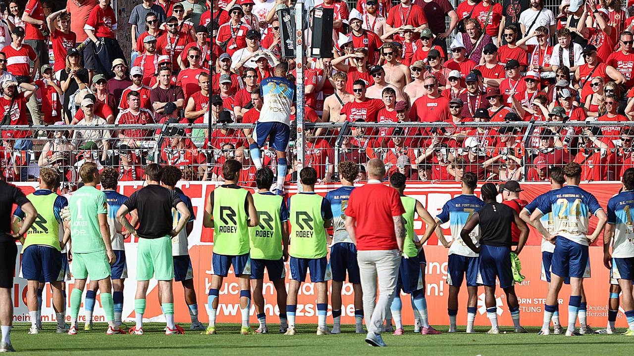 Die Mannschaft von Fortuna Köln bedankt sich nach dem Spiel bei ihren Fans.