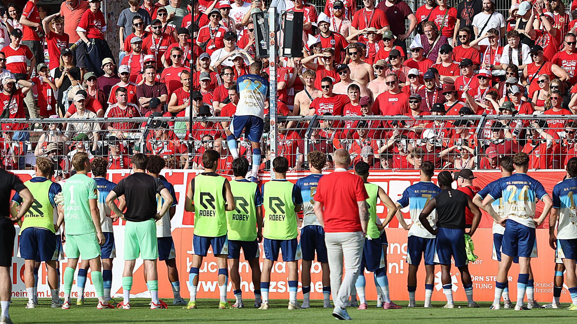 Die Mannschaft von Fortuna Köln bedankt sich nach dem Spiel bei ihren Fans.